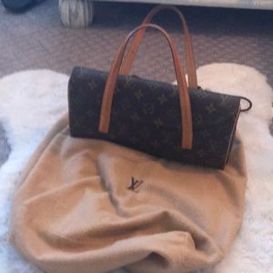 Authentic Louis Vuitton purse in good condition💎